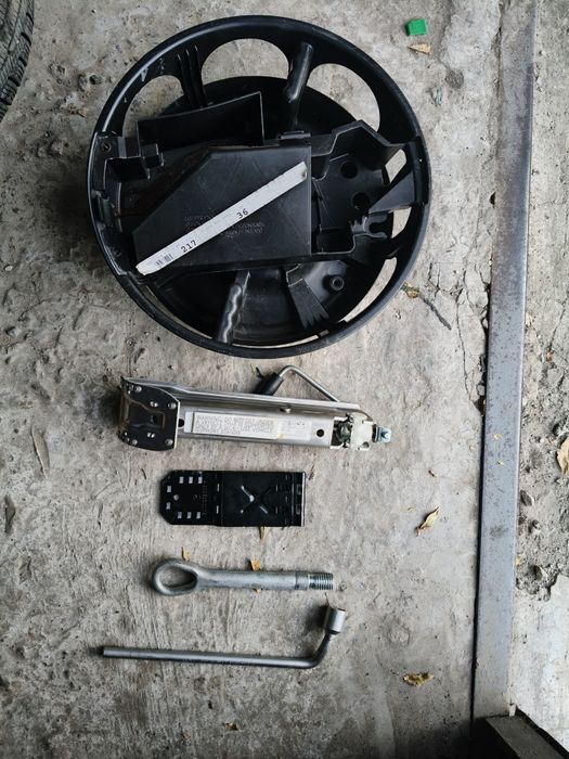 Вкладиш колеса запасного домкрат донкрат MERCEDES A2128980914