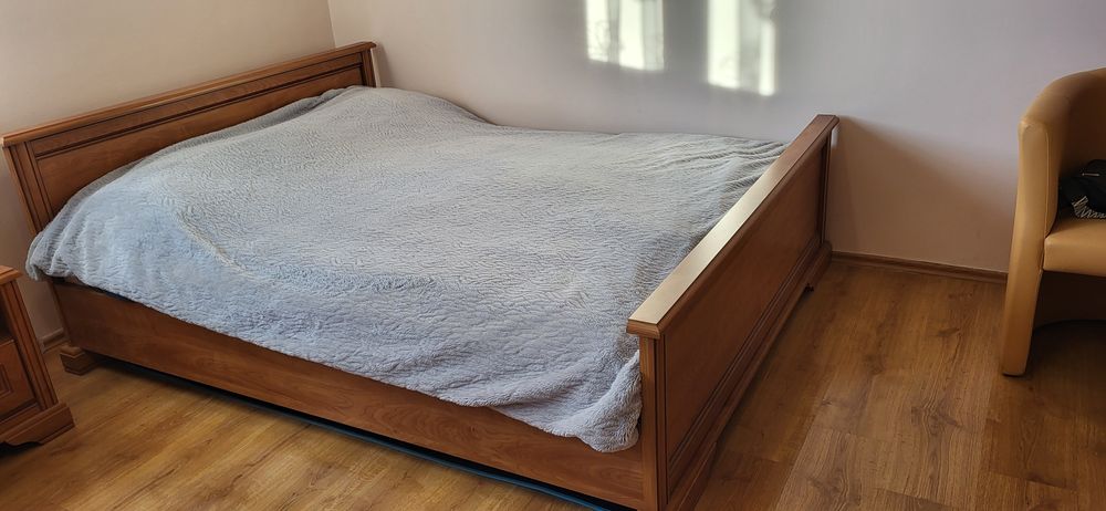 Łóżko z materacem