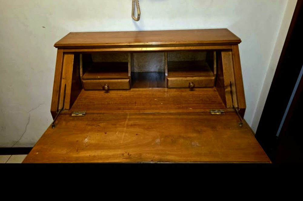 Cómoda espaçosa com escrevaninha e armário superior