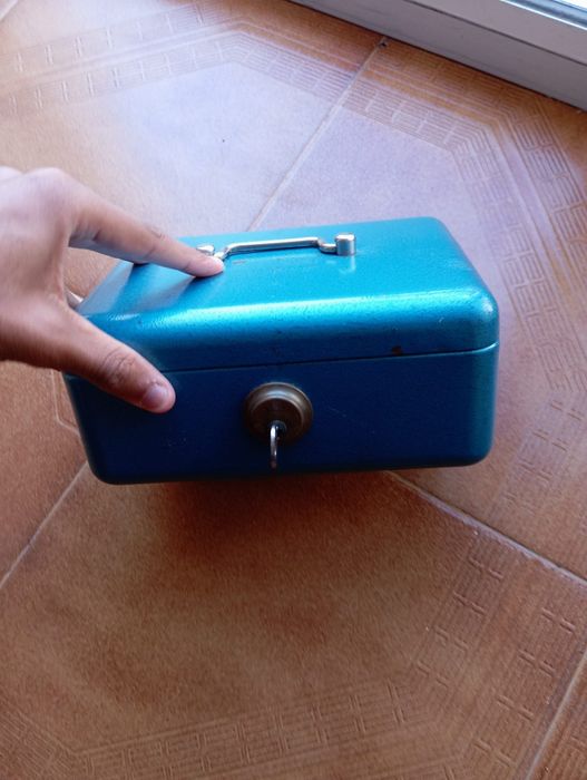 Cofre azul usado