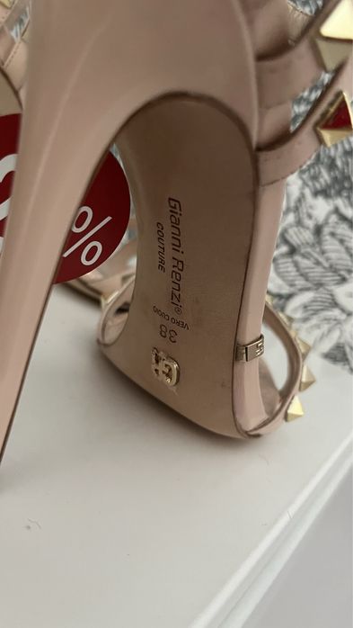 Gianni Renzi Couture vernice natural 38 sandały z ćwiekami na szpilce