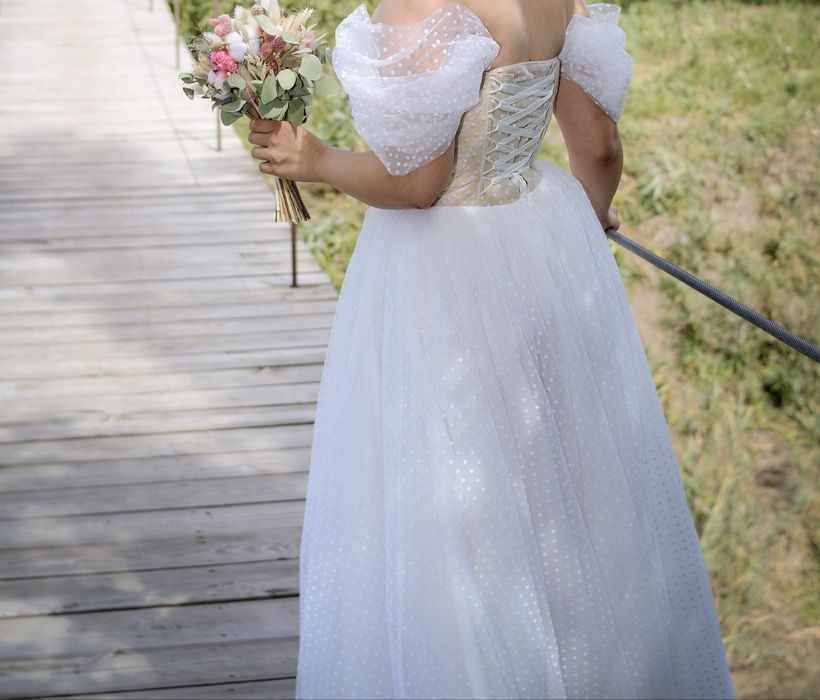 Весільна сукня з корсетом