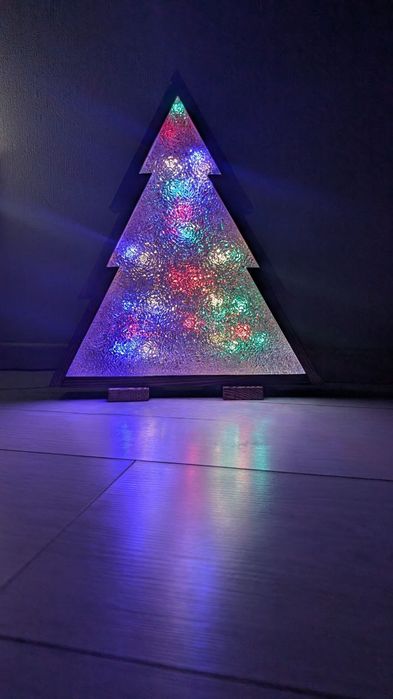 Ялинка нічник, дерево