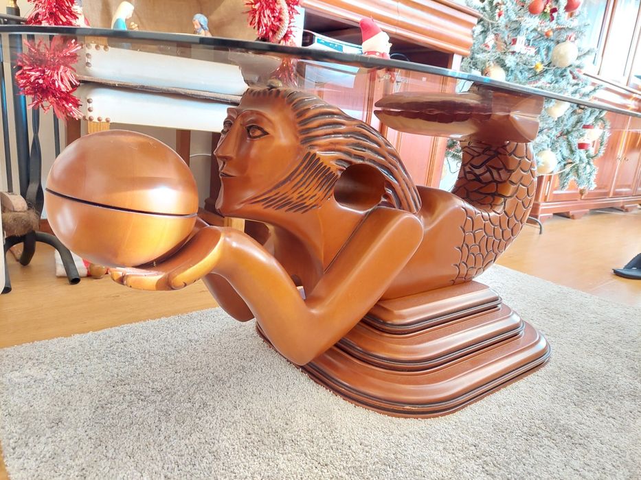 Mesa de centro de vidro com sereia de madeira