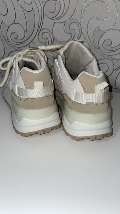 Нові кросівки, беж 41р