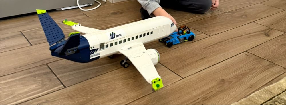 Lego пасажирський літак