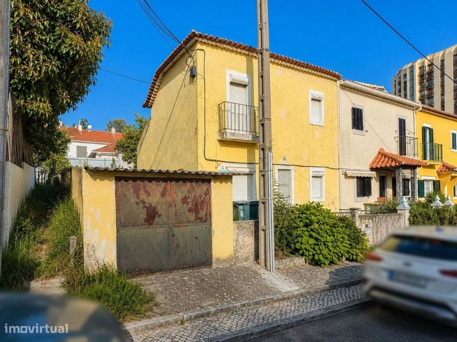 Moradia Geminada V4 com Garagem e Lote de 200 m²