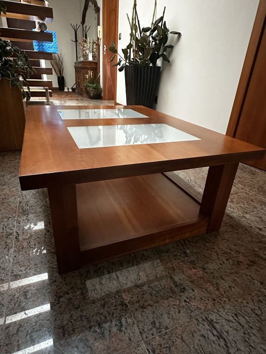 Mesa de centro em madeira e vidro