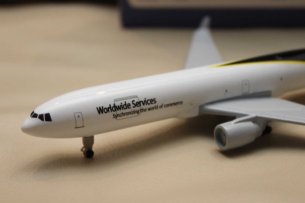 Model samolotu metalowy jak UPS kółka ok. 20 cm