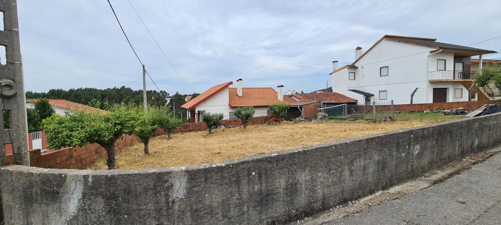 536 m2 Terreno murado e com água da rede