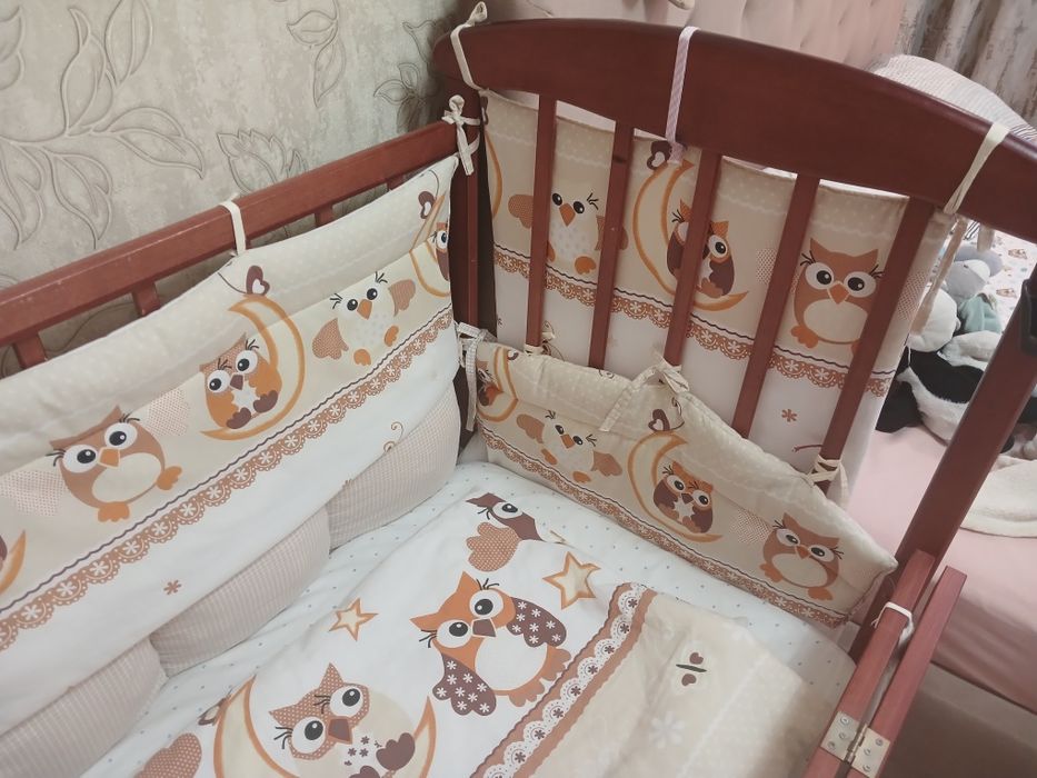 Дитяче ліжечко на маятнику з шухлядою, бортиками і постільною білизною