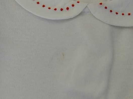 Body branco gola redonda com pintinhas vermelhas bordadas Laranjinha