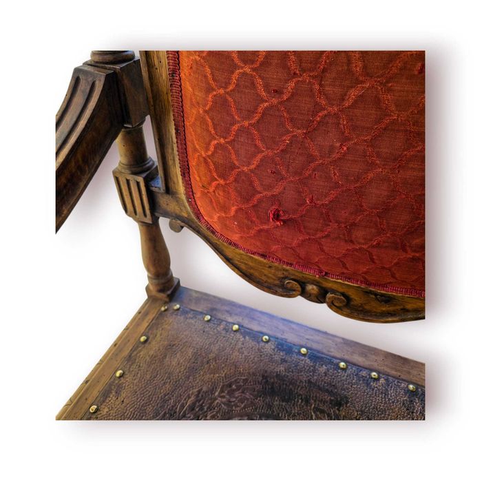 Cadeirão Antigo Braço Madeira Talhada com Assento Decorado