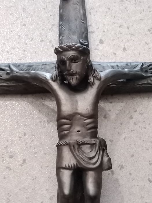 Crucifixo do escultor Júlio Alonso em barro preto de Bisalhães