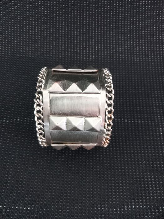 Bracelete Punk Prateada com Tachas Pirâmide. Estilo Rock / Alternativo