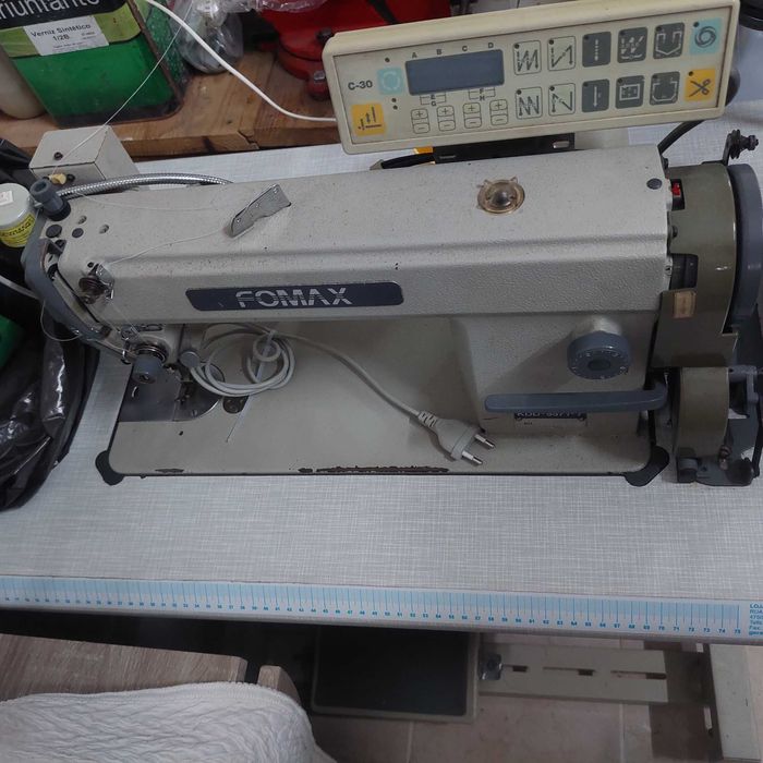 Maquina de costura eléctrica ponto corrido em excelente estado. FOMAX