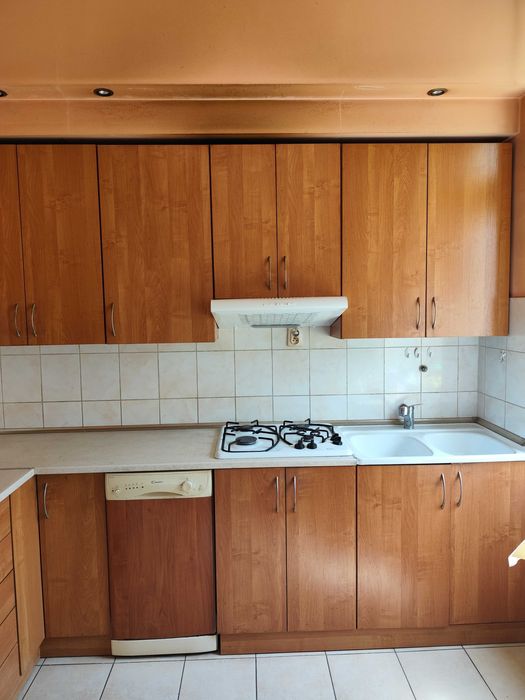 Zestaw mebli kuchennych wraz ze zmywarką, płytą gazową i zlewem