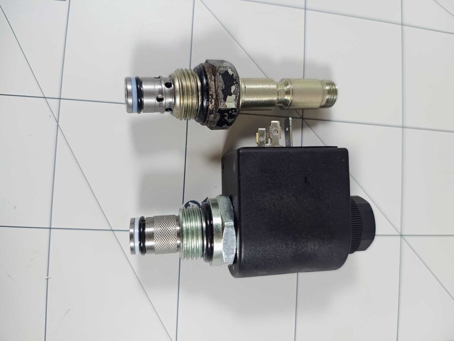 Elektrozawór blokady przesuwu CAT 428E 428F 432E 432F 434E 434F