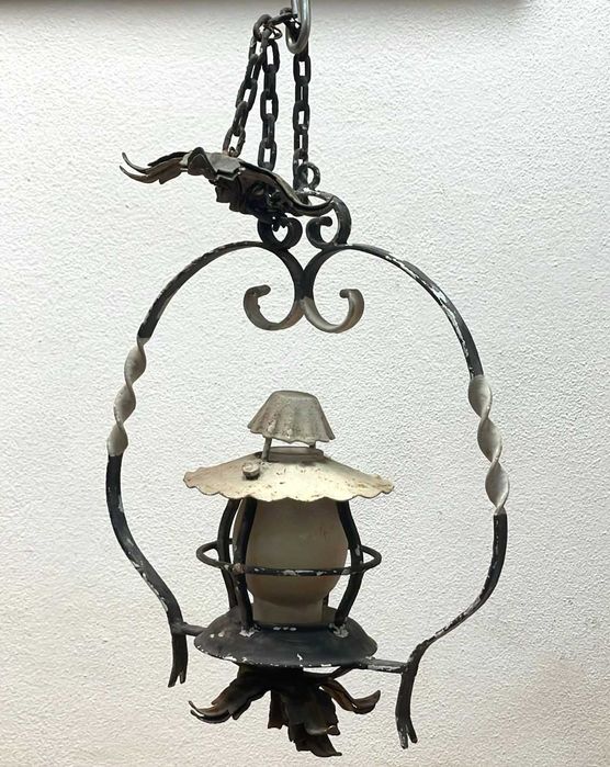 Candeeiro de teto antigo em ferro