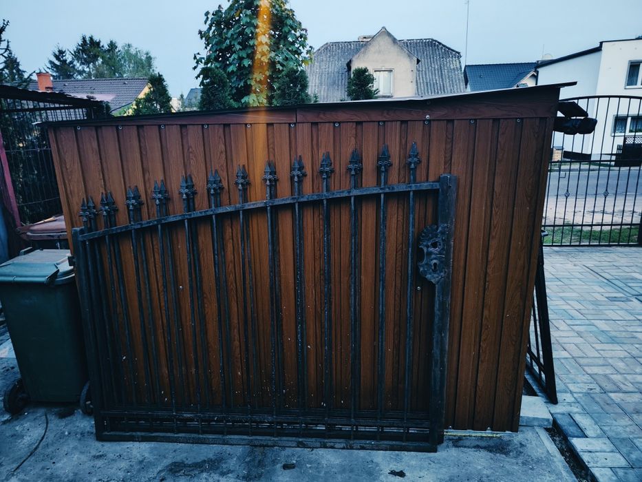 Brama 2 skszydłowa z furtką i płotem kuta i supki