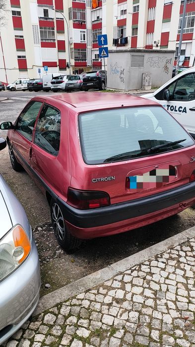 Saxo 1.1 com  sensores e câmeras de estacionamento, central multimídia