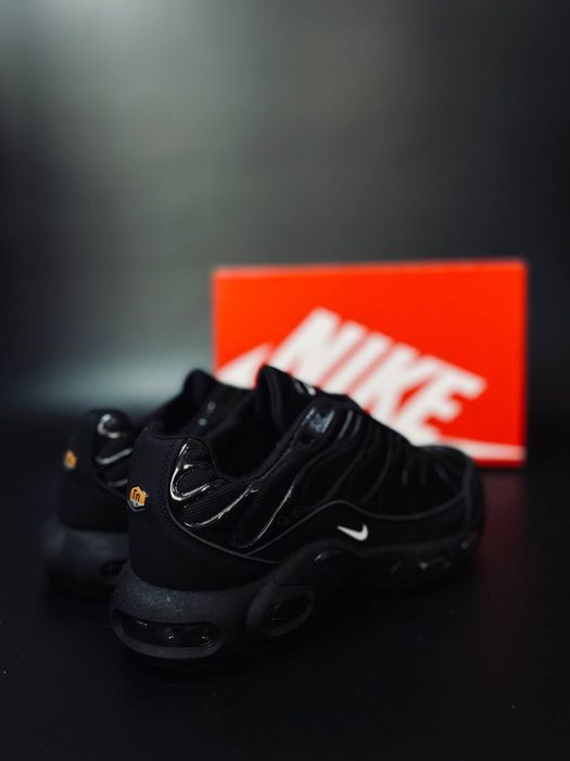 Мужские кросовки Nike Air Mak Tn Plus чоловічі чорні коросівки найк