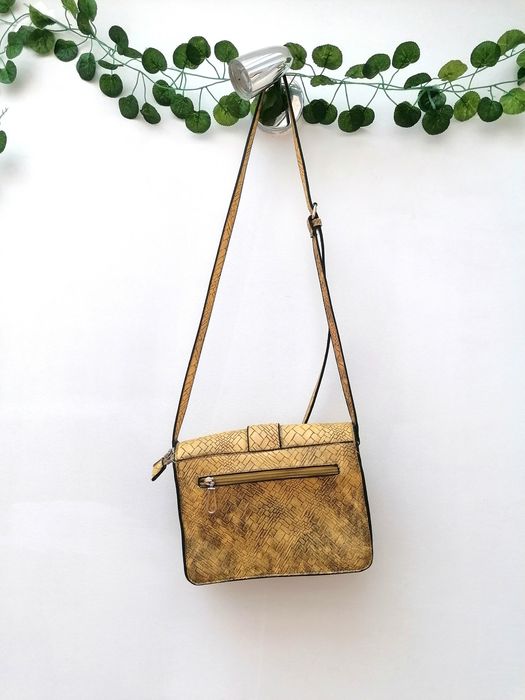 Mala Amarela a Tiracolo