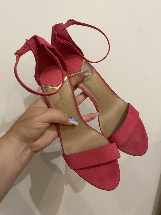 Piękne różowe szpilki Stradivarius