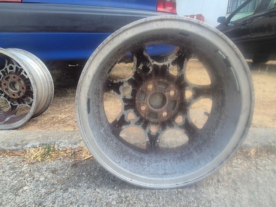 Jantes 15.originais da honda com alguns riscos como mostra. Nas fotos.
