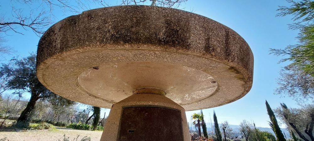 Candeeiro-cogumelo , igual aos da marginal de Espinho