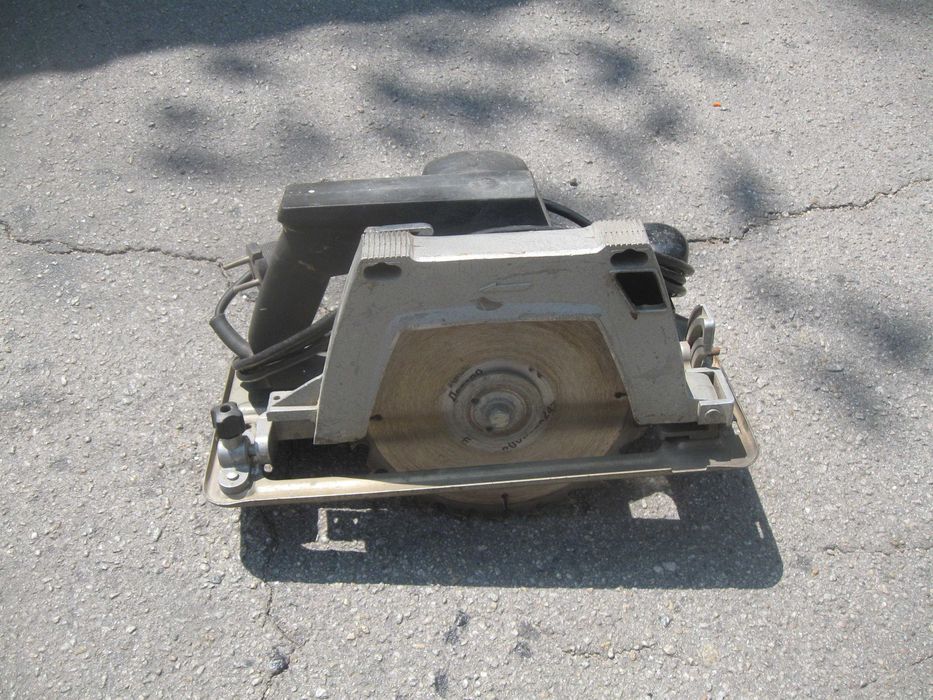 Три дрели большая  средняя   и малая. Дисковая пила Латвия.