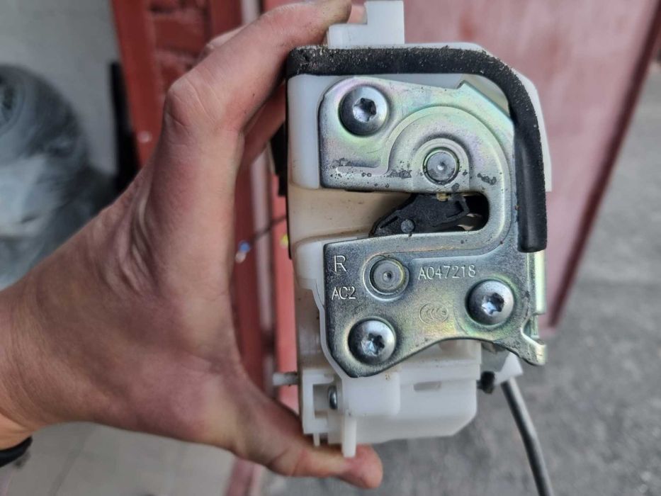 Замок правої задньої двері mitsubishi outlander