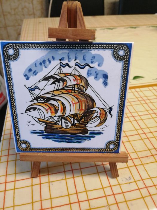 Azulejo com caravela, pintado à mão.