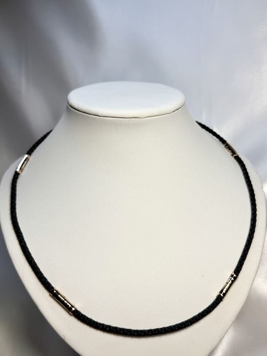 Шовковий шнурок з золотими вставками