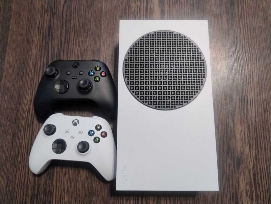 Xbox series s з двума геймпадами