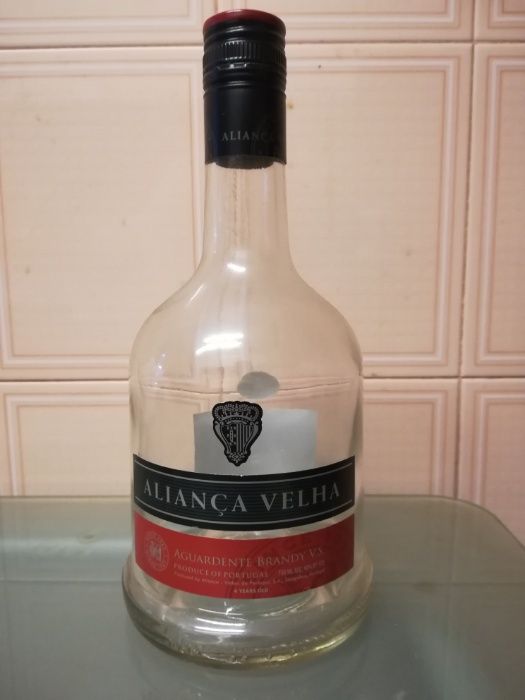 Garrafa vazia de Aliança Velha (para coleccionadores).