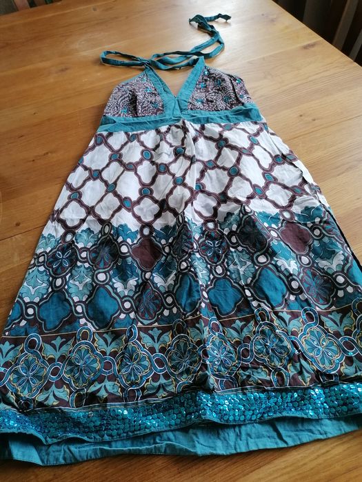 Sukienka letnia z wiązaniem na szyi