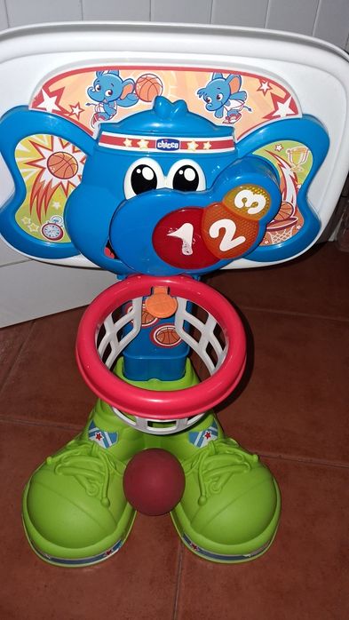 Brinquedo cesto de basquetebol  da marca chicco