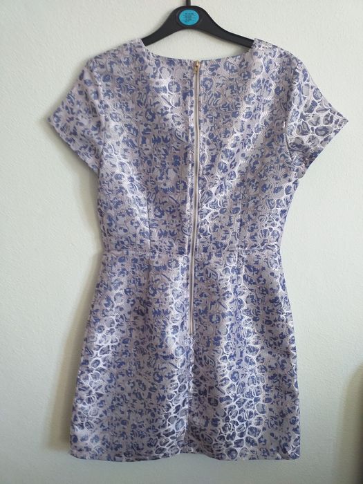 Vestido de cerimónia lilás e prateado