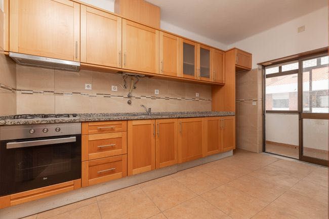 Apartamento T3 com varanda e vista desafogada (Lousã)
