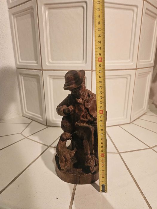 Stara ręcznie wykonana drewniana figurka wędrowca z psem 28 cm