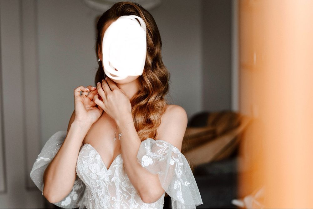 SUKNIA ŚLUBNA z gorsetem oraz delikatną koronką)