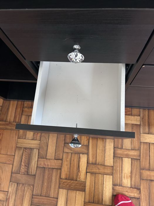 Movel com gavetas e portas e 6 pes prata