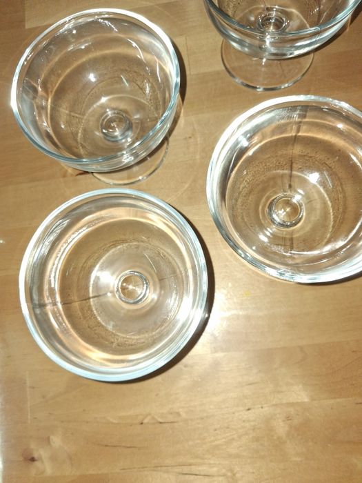 4 taças  vidro com pé para sobremesa