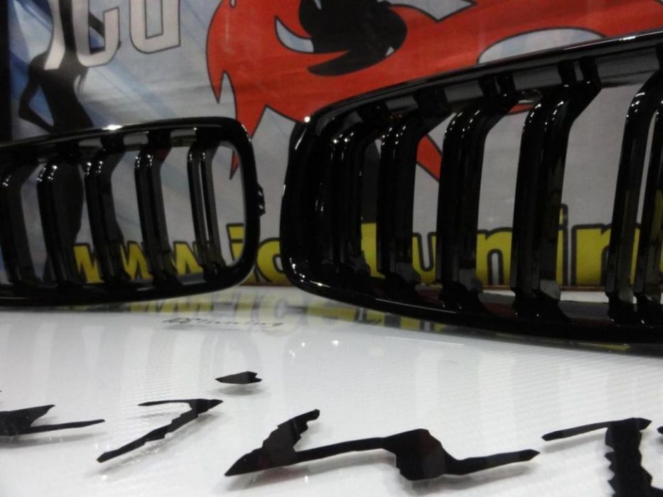 Grelha frontal em plástico ABS para BMW F30 / F31 11-18 M4 look / dupla lâmina em preto piano brilhante