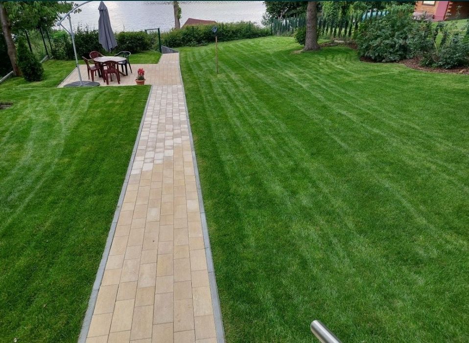 Usługi Ogrodnicze /  Wertykulacja / Mycie kostki brukowej