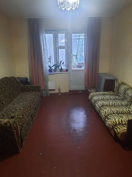 Здається велика кімната на зупинці Школа.