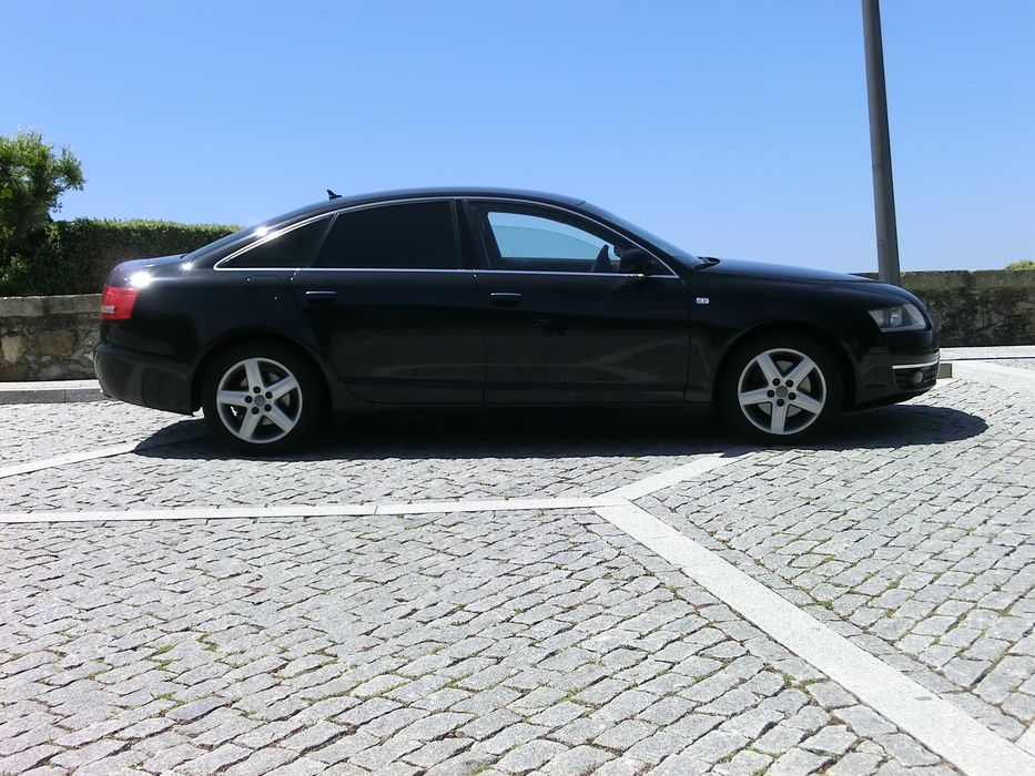 Este sedan destaca-se pelo conforto e qualidade de construção típicos da marca como elegância e robustez.