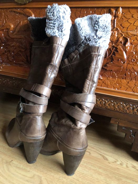 Botas castanhas com pêlo