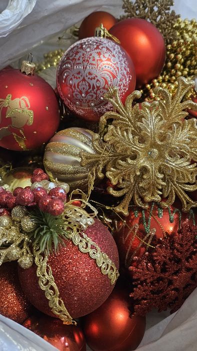 Новорічні  іграшки на ялинку